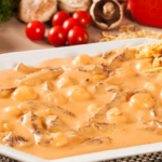 Strogonoff de frango na panela de pressão - Foto: Freepik