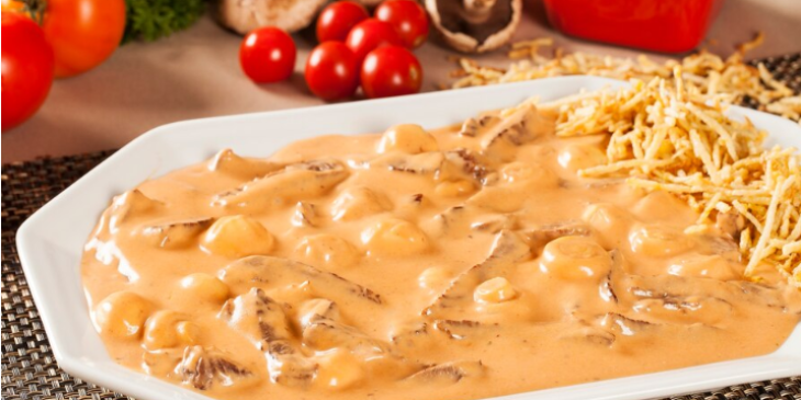 Strogonoff de frango na panela de pressão - Foto: Freepik