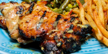 Frango grelhado com molho de mostarda