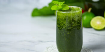 Suco verde simples: couve com chia para desintoxicar e energizar