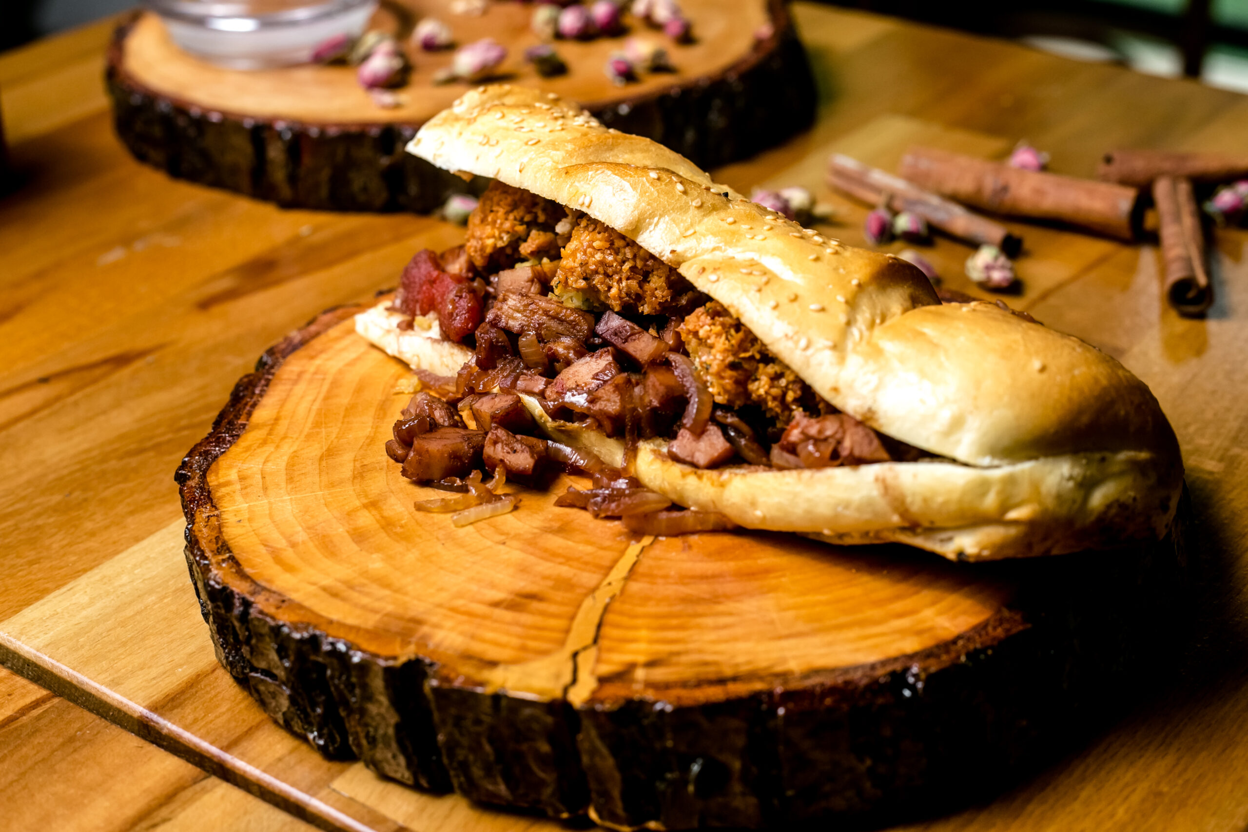 Como preparar um sanduíche com carne de porco delicioso - Foto: Freepik