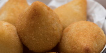 Massa de coxinha com caldo de frango