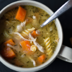 como-se-faz-sopa-de-legumes-com-frango-caldo-grosso