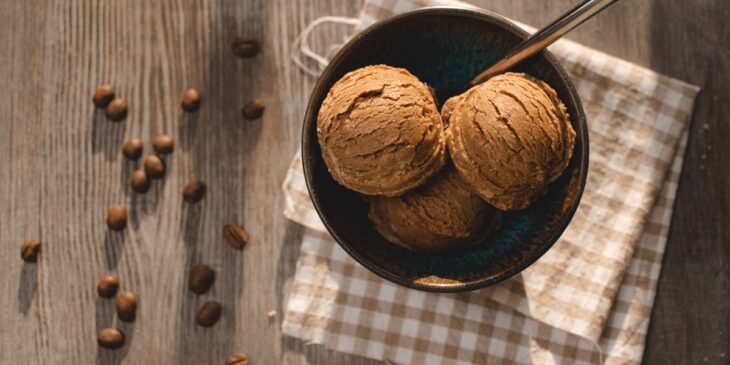 Aprenda a fazer Sorvete de café - Imagem: iStock/Dan BEAL