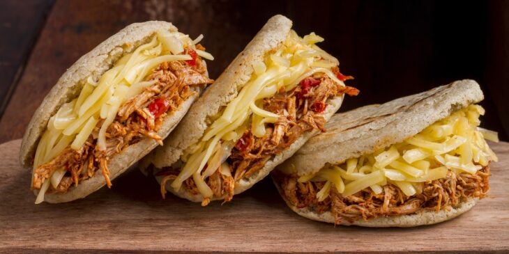 Como preparar um sanduíche com carne de porco delicioso - Foto: Freepik