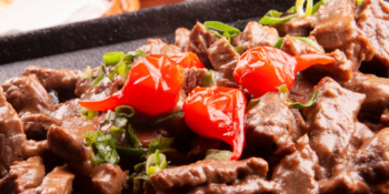 Tiras de carne acebolada