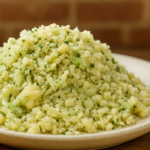 Arroz de couve flor servido no prato.