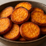 Batata doce em rodelas assada e servida em tigela.