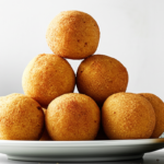 Bolinho de aipim com carne seca