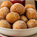 Bolinhos de chuva dispostos em tigela.