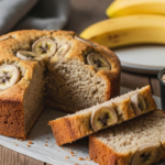 Bolo de banana cortado e pedaços dele ao lado.
