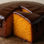 Bolo de cenoura com pedaço cortado.