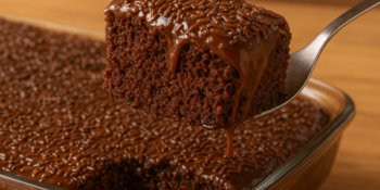 Bolo de chocolate molhadinho: fofinho, delicioso e irresistível!