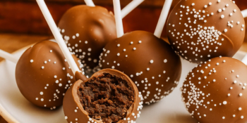 Cake pop (bolo no palito): o passo a passo fácil para decorar e fazer a alegria da sua festa