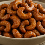 Castanha de caju caramelizada em tigela