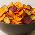 Chips coloridos dispostos em uma tigela.