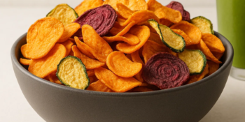Chips de vegetais na airfryer (ou no forno): o petisco crocante e saudável para comer sem culpa.