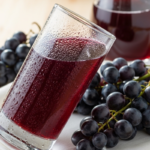 Suco de uva com uvas ao lado