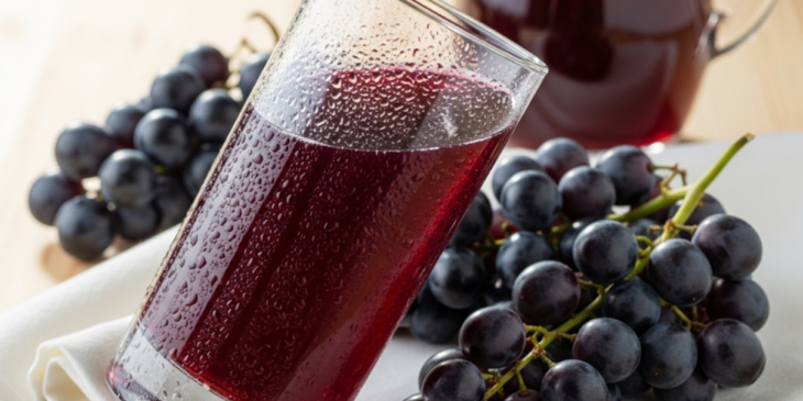 Suco de uva com uvas ao lado