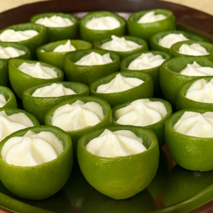 Casca de limão com doce de queijo dentro