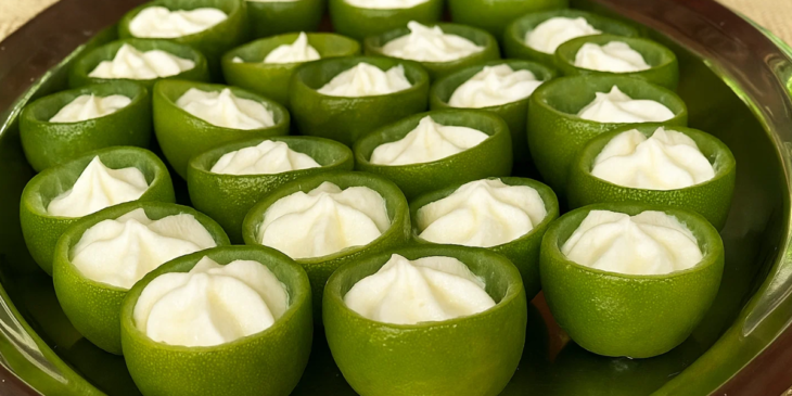 Casca de limão com doce de queijo dentro