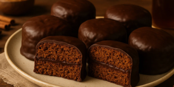 Aprenda a fazer um pão de mel molhadinho com casquinha de chocolate
