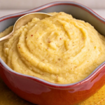 Purê de batata doce servido em bowl.