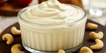 Requeijão vegano de castanha de caju: super cremoso e perfeito para passar no pão