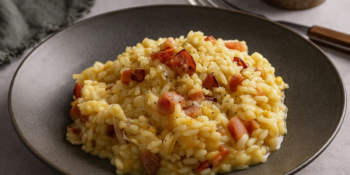 Risoto de alho poró com bacon: super cremoso e com pedacinhos crocantes para um jantar especial.