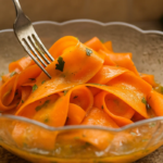 Salada de cenoura disposta em tigela