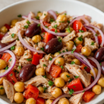 Salada de grão de bico com atum servida em tigela.