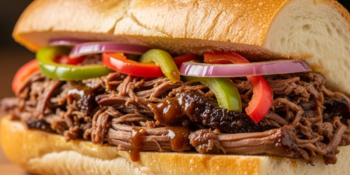Sanduíche de carne louca na pressão: recheio suculento e que desmancha na boca.