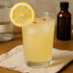 Drink servido no copo com limão siciliano.