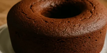 Bolo de chocolate simples no liquidificador: receita prática e fofinha