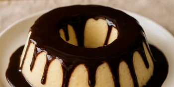 Como fazer pudim de sorvete com calda de chocolate e conquistar elogios à mesa