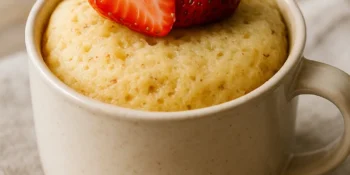 Bolo de morango na caneca: pronto em 2 minutos e super fácil