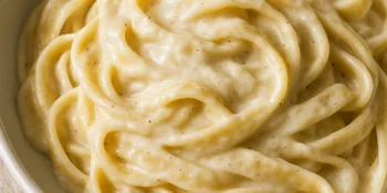 Espaguete com molho alfredo cremoso: pronto em apenas 15 minutos