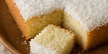 Bolo de coco toalha felpuda fácil: receita clássica para servir gelado