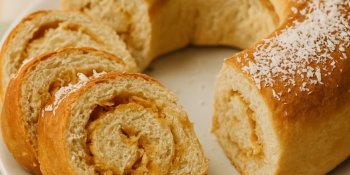 Rosca de doce de leite e coco igual de padaria: receita fácil e deliciosa