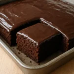 Bolo de Chocolate Molhadinho: aprenda a fazer a calda dos sonhos