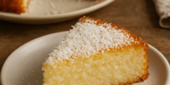 Bolo de coco cremoso: aprenda a receita que é sucesso no café da tarde