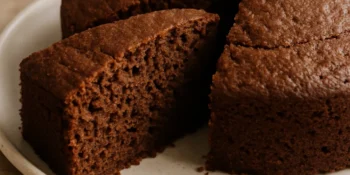 Como fazer um bolo de chocolate muito fofinho: aprenda o truque que muda tudo