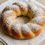 Pão doce melhor que o da padaria: aprenda a fazer esse com cobertura de coco
