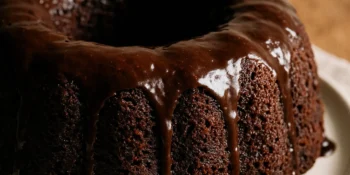 Esse truque vai manter o seu bolo de chocolate molhadinho por dias