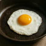 Por que borrifar vinagre na panela antes de fritar ovos transforma sua receita