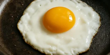 Por que borrifar vinagre na panela antes de fritar ovos transforma sua receita