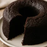 O segredo do bolo de chocolate pretinho e molhadinho que leva só 3 ingredientes