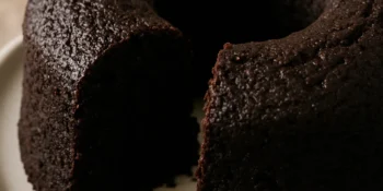 O segredo do bolo de chocolate pretinho e molhadinho que leva só 3 ingredientes