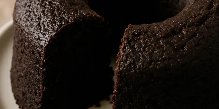 O segredo do bolo de chocolate pretinho e molhadinho que leva só 3 ingredientes