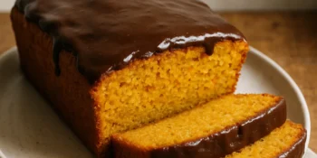 Como fazer bolo de cenoura simples e fofinho: receita fácil para iniciantes